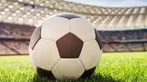 萧亚轩晒素颜自拍，遮掩咬痕皱纹成焦点